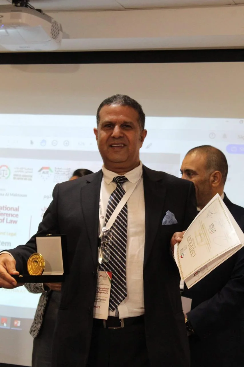 الأستاذ الدكتور أسامة أحمد بدر يتسلم تكريما