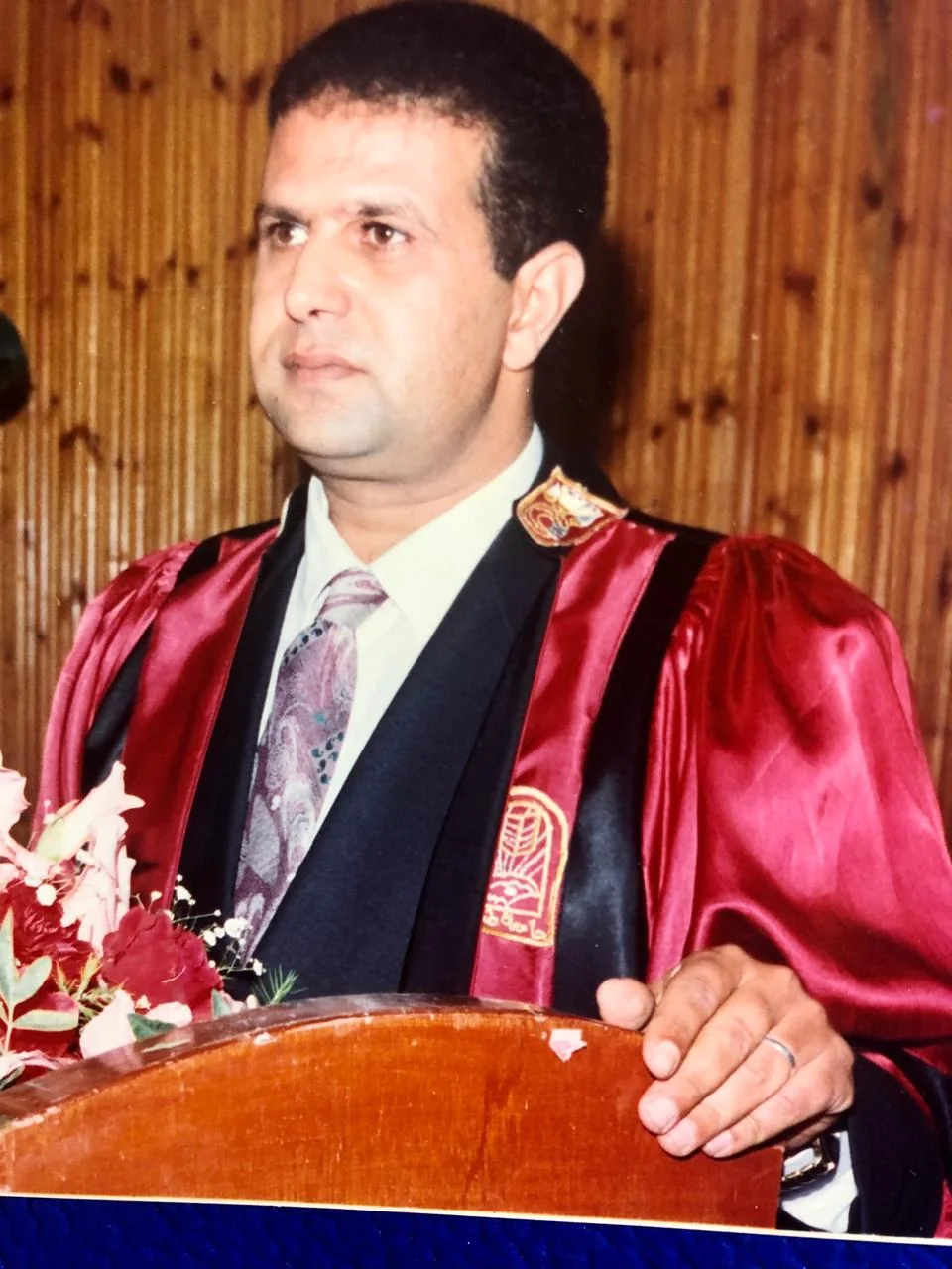 الأستاذ الدكتور أسامة أحمد بدر بالزي الأكاديمي في مناسبة أكاديمية مبكرة