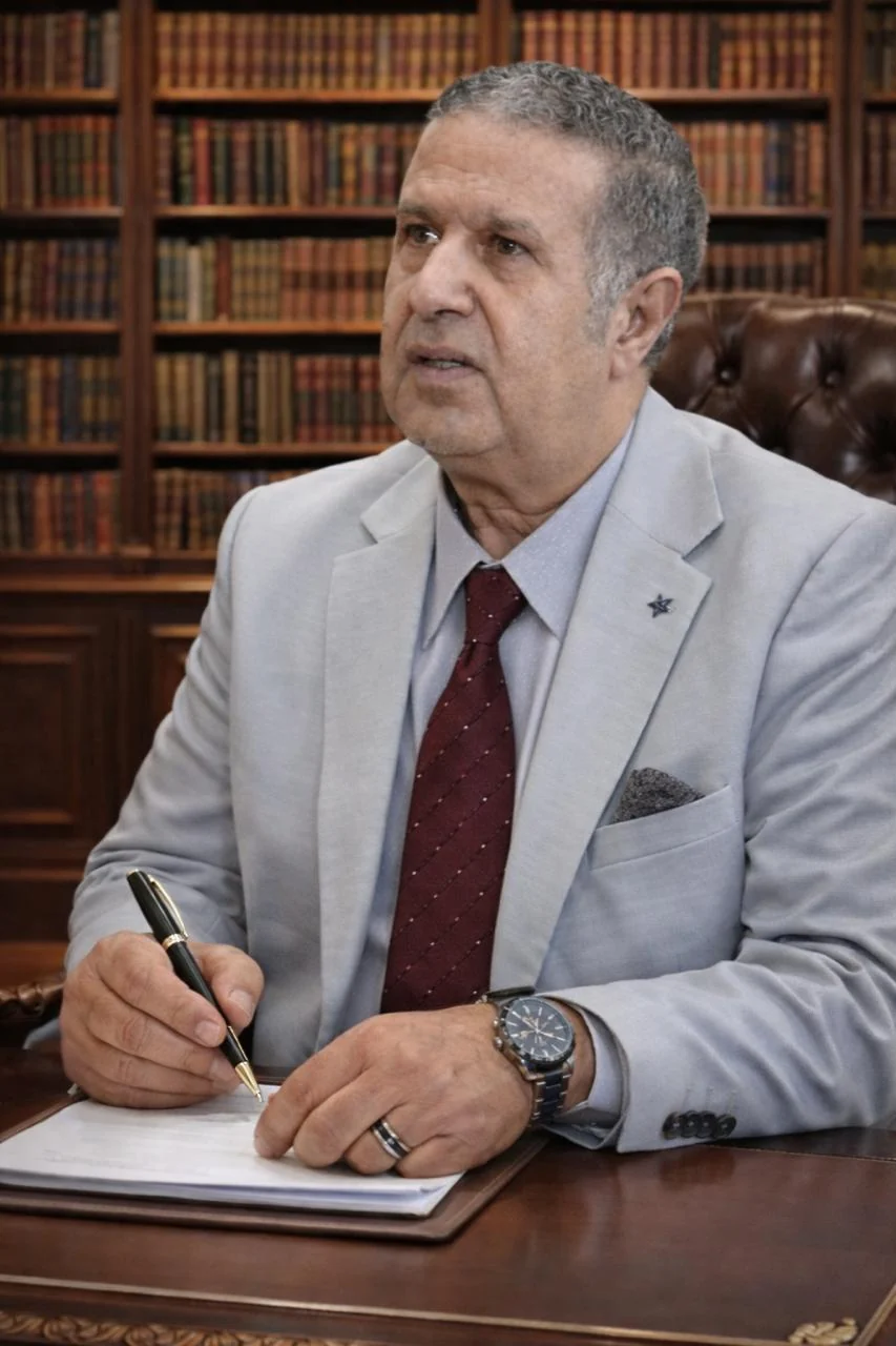 الأستاذ الدكتور أسامة أحمد بدر أثناء العمل