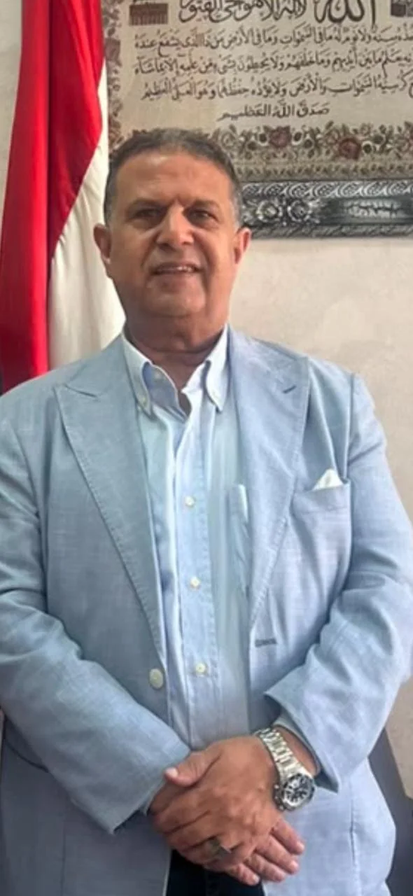 الأستاذ الدكتور أسامة أحمد بدر في مكتبه